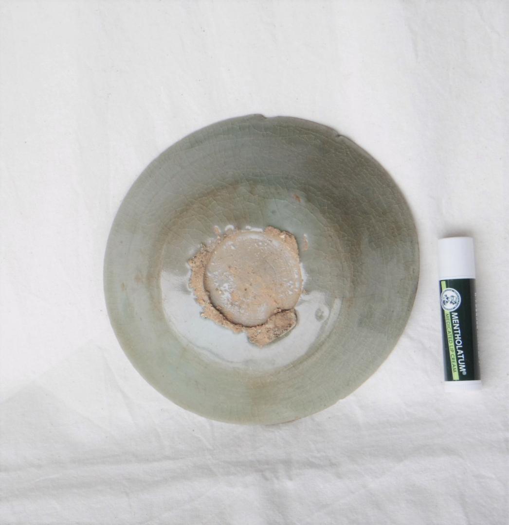 高麗青磁　皿　下手　★かまきず、ホツ、貫にシミ、見込みの使用痕あり