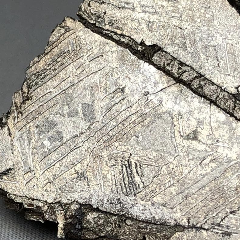 隕石 鉄隕石 アルタイ隕石 原皮付き 原石 重さ約105g