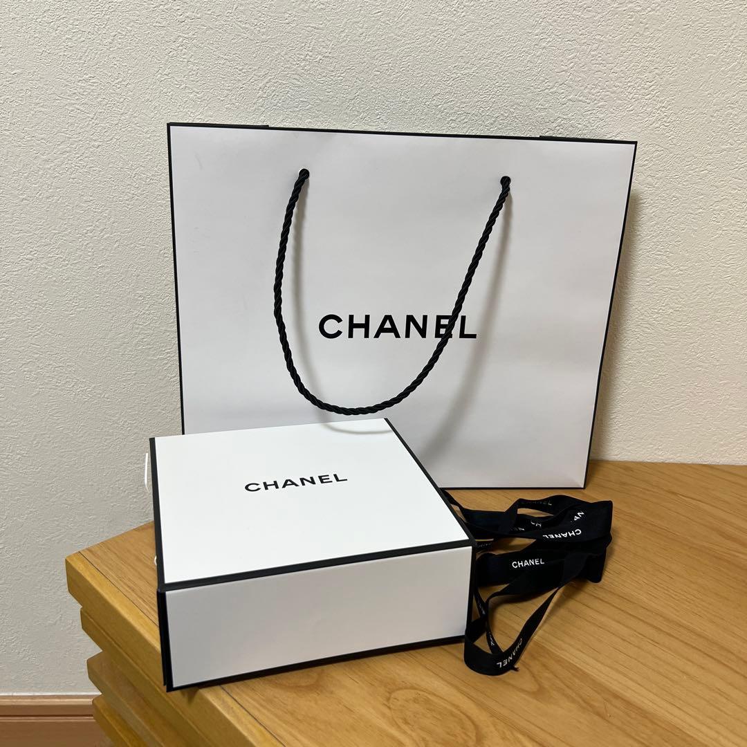 CHANELの白いギフトボックス（空箱）と紙袋、 リボンのセット - メルカリ