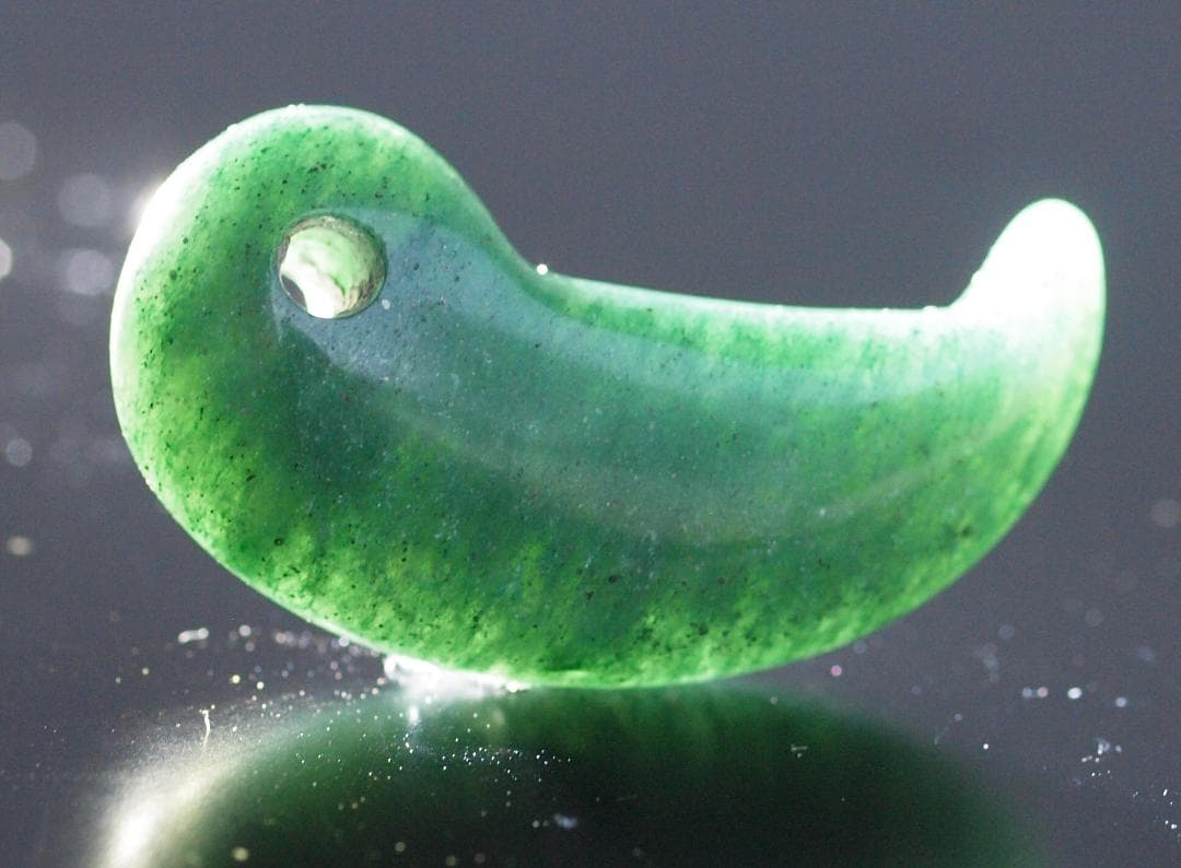 光にかざすと薄緑の細い帯状紋が出現、頭・胴の間