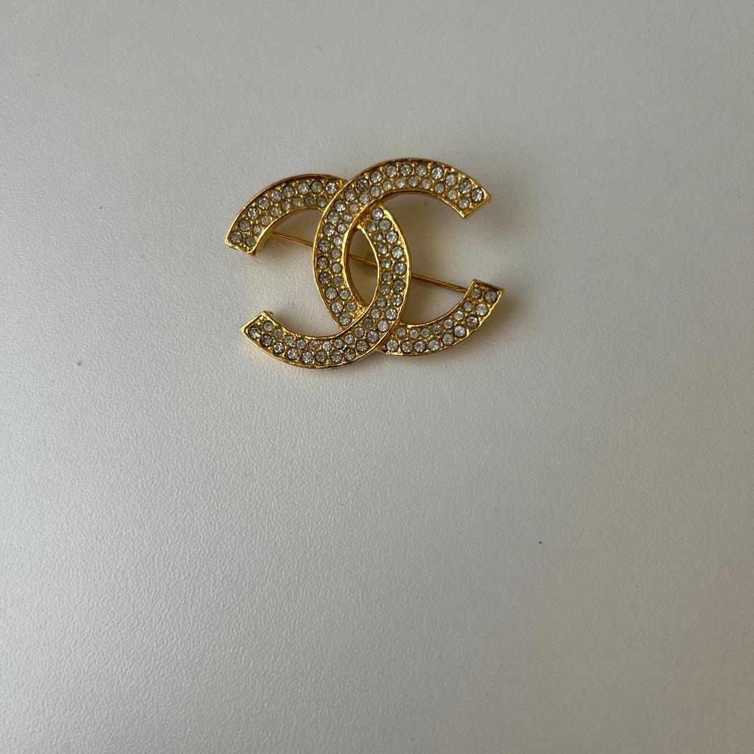 CHANEL ダブルCロゴ ブローチ - メルカリ