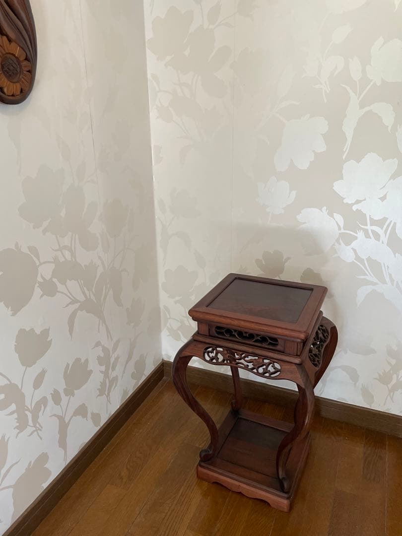 木製彫刻サイドテーブル 飾り棚 彫刻 唐木無垢材 猫脚 透かし彫刻彫り 高卓