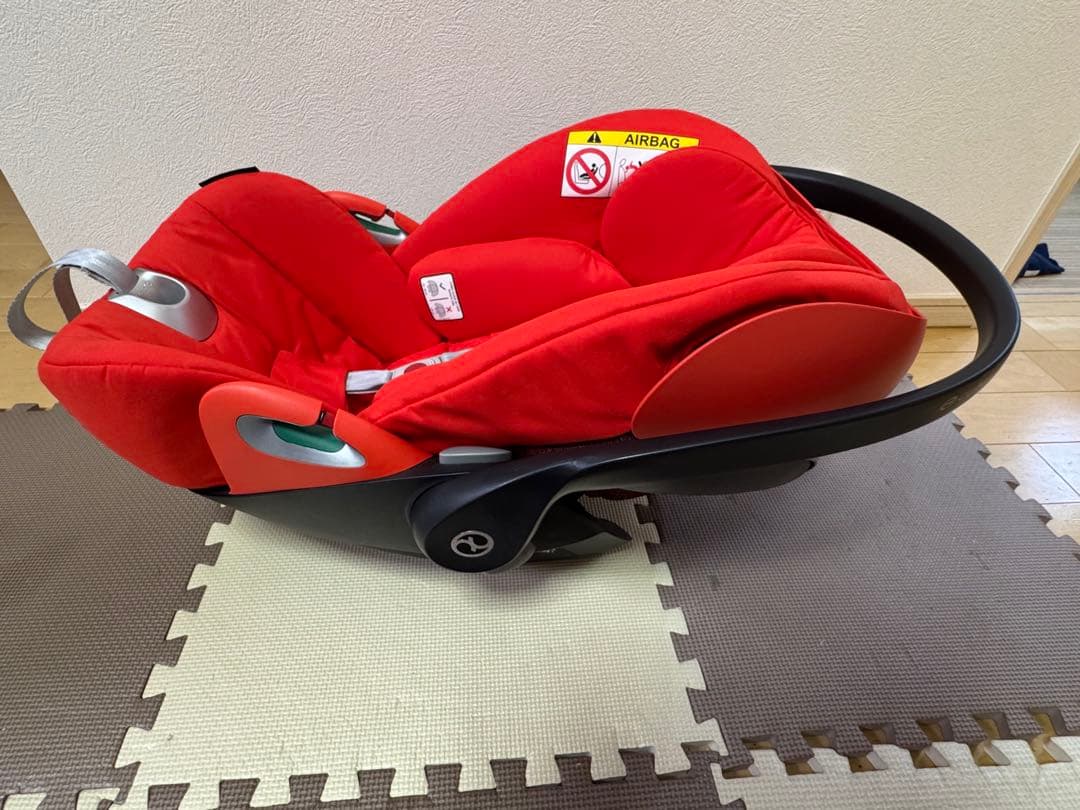 赤いチャイルドシート新生児用 CLOUD Z2 i-Size cybex