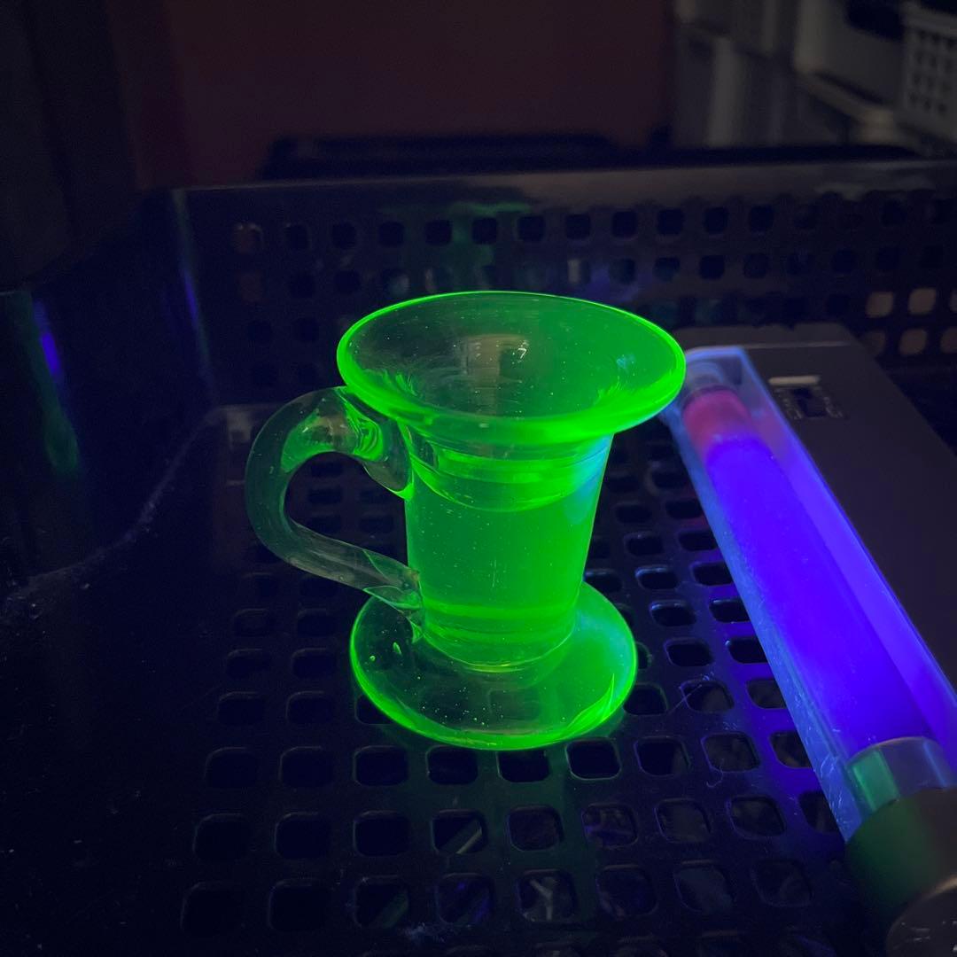 骨董 時代ガラス 超希少若草色 取手付き 厚底 アイスクリームコップ ウラン