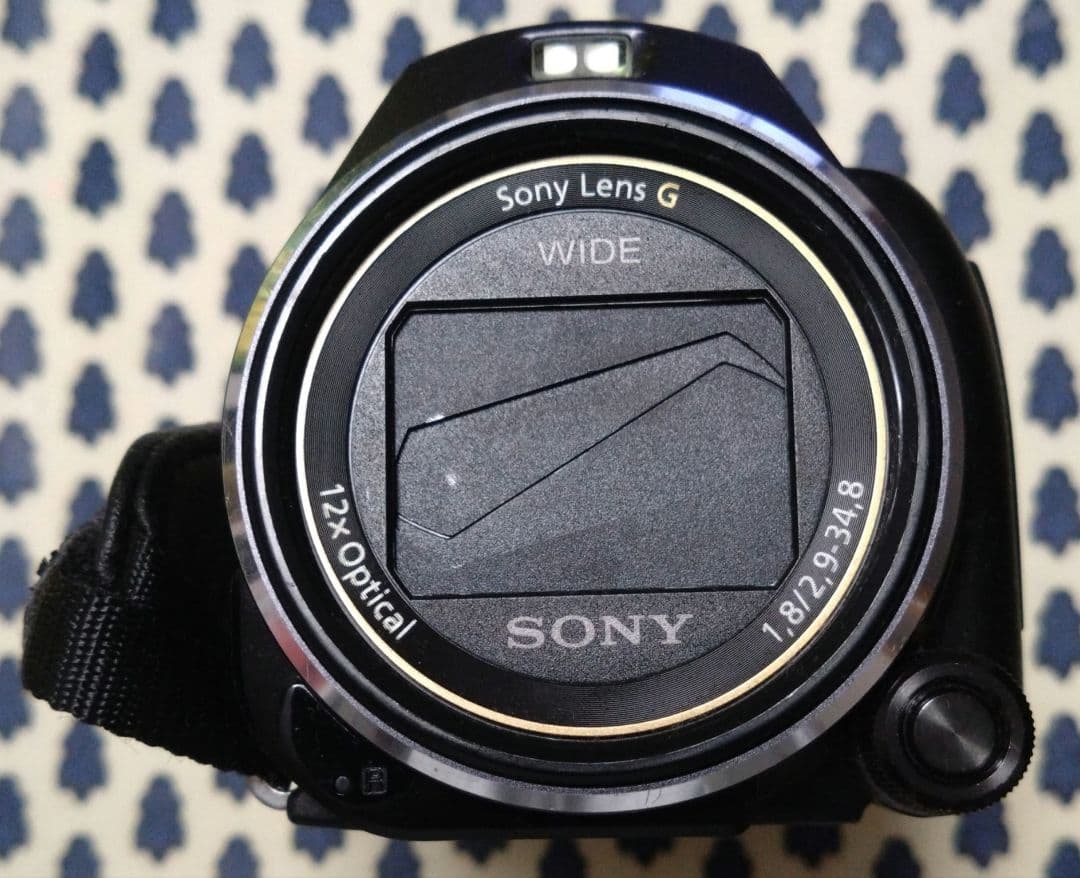 SONY HDR-PJ630V ビデオカメラ本体、バッテリー2個備品あり　三脚付