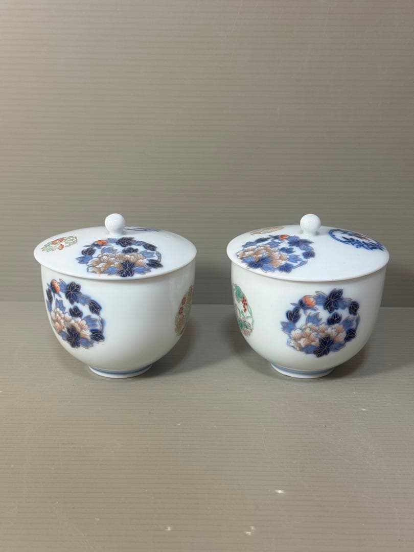 2394 深川製磁 染錦花丸文　湯呑蓋付　2客　時代物 Amazon.co.jp: 定価44000円 深川製磁 染錦花丸紋 夫婦湯呑 蓋付き