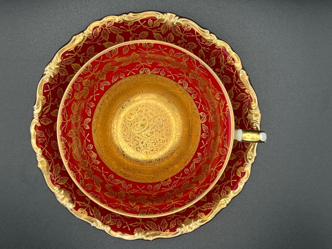 赤と金のティーカップ・ソーサーセット