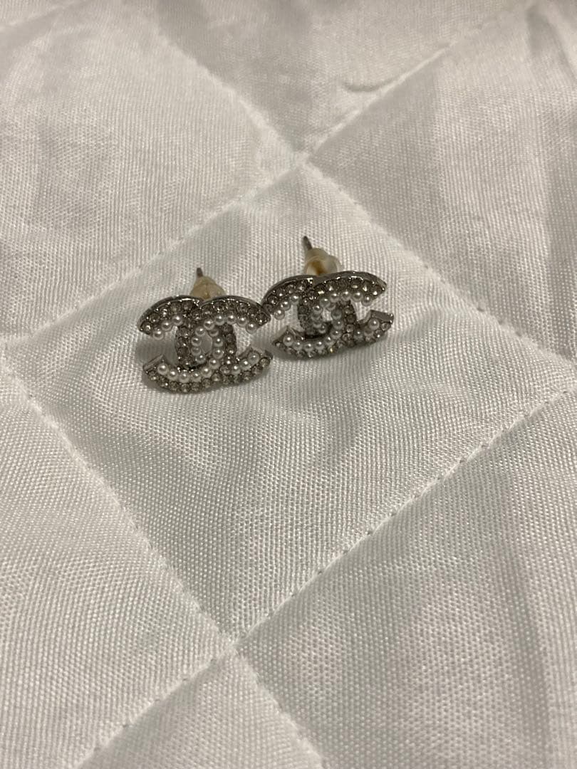 CHANEL シルバーロゴスタッドピアス