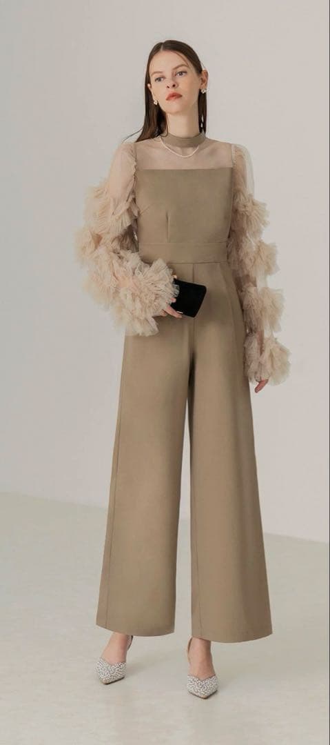 ラスト‼️値下げ　Leja 大人気　フリル袖付き　ベージュ パンツドレス　M