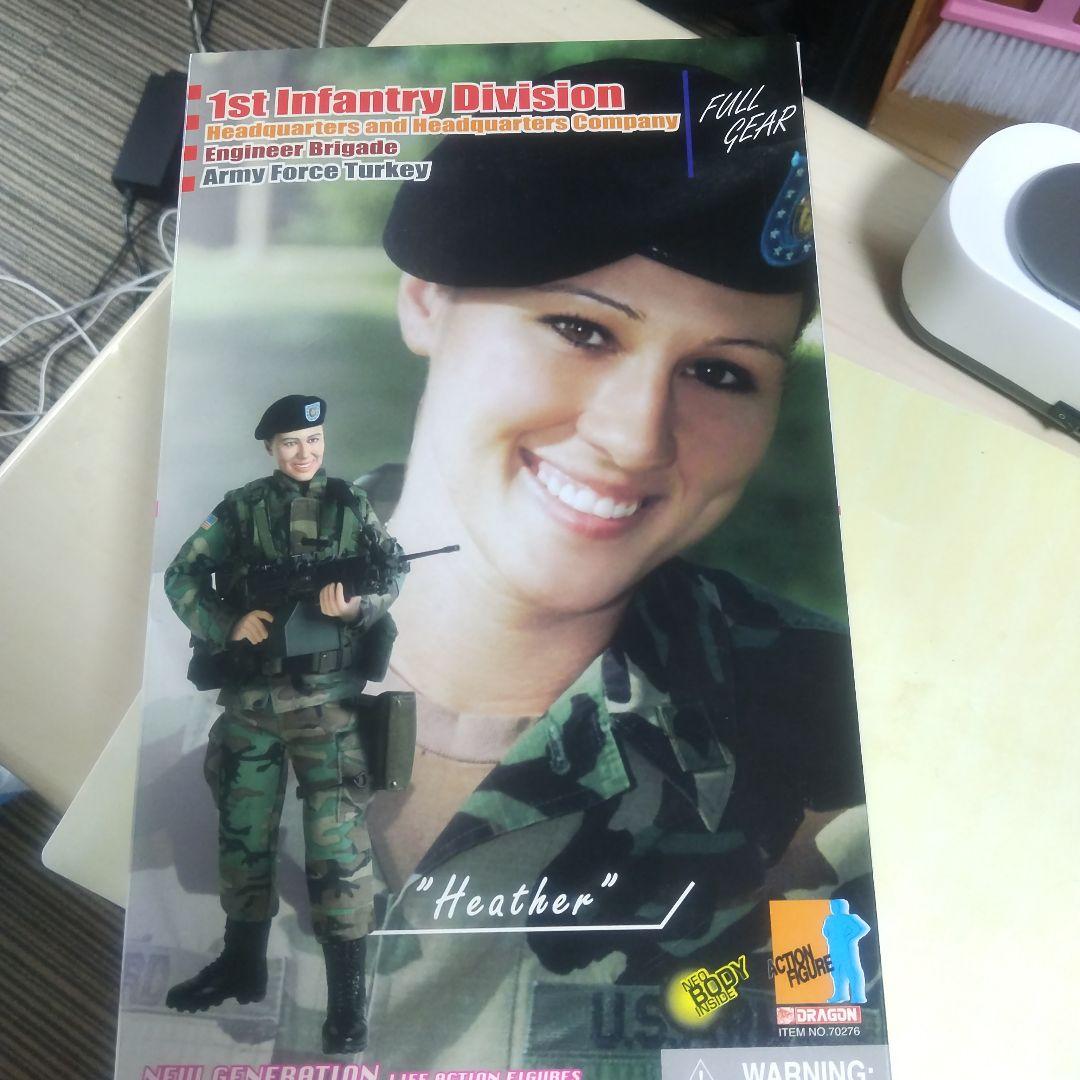 ドラゴン1/6女性兵士と同スケールのスコーピオン軽戦車かシュリダン戦車？のセット