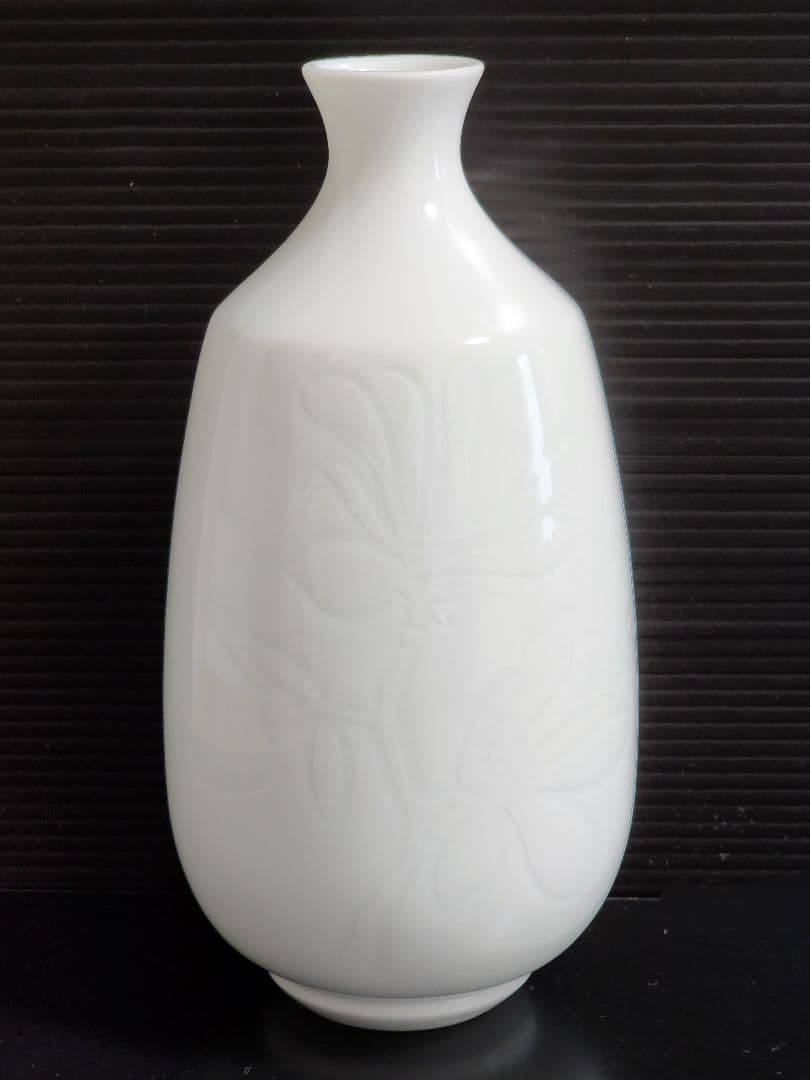井上康徳　白磁辛夷彫文　小花瓶 高さ：約20.5㎝　共箱/陶歴