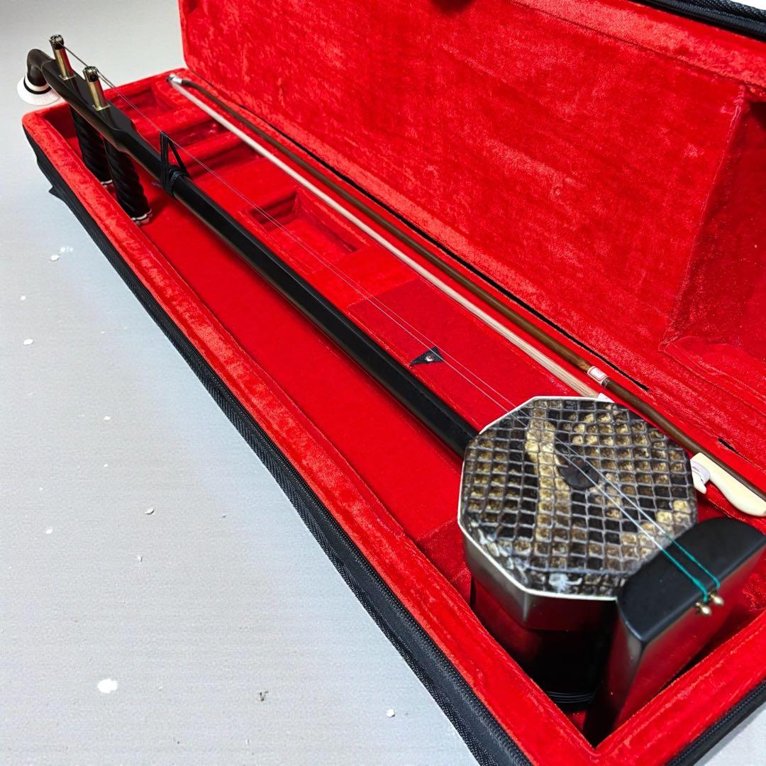 美品✨二胡 木製 蛇皮良好 琴筒内 印あり 弓・ケース（オマケ）付 中国