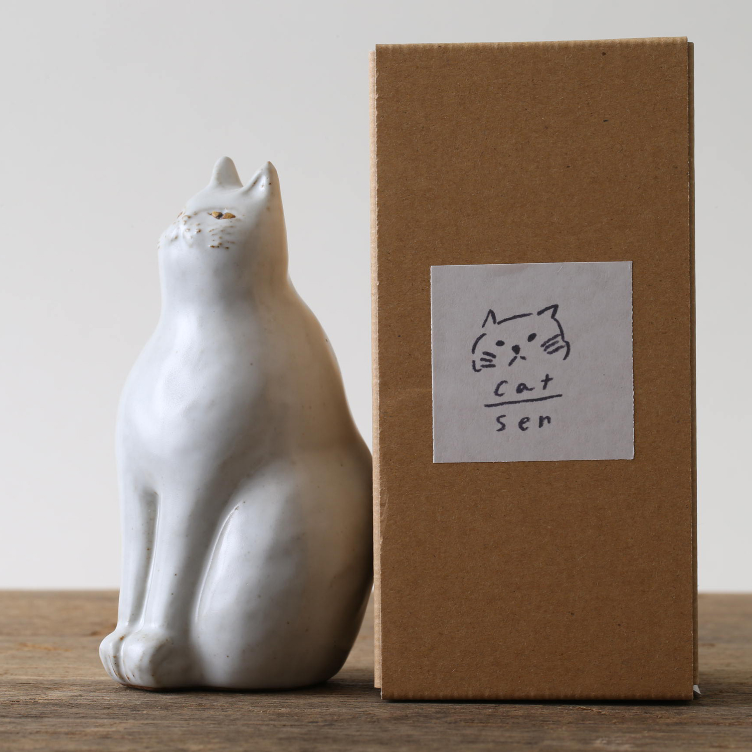 sen/動物のオブジェ cat（ねこ） -シュールな表情でこちらを見ている